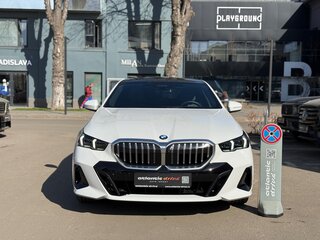 2025 BMW 5 серии 530i xDrive VIII (G60/G61/G68), белый, 7440000 рублей, вид 2