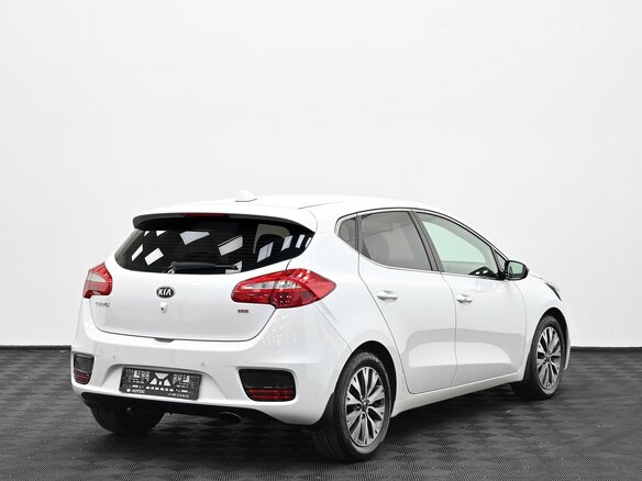 2017 Kia Ceed II Рестайлинг, белый, 1345000 рублей - вид 1