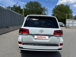 2019 Toyota Land Cruiser 200 Series Рестайлинг 2, белый, 7000000 рублей, вид 3