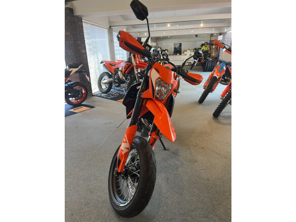 2024 KTM 690 SMC R, оранжевый, 1200000 рублей - вид 6