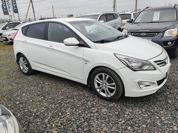 2015 Hyundai Solaris I Рестайлинг, белый - вид 1