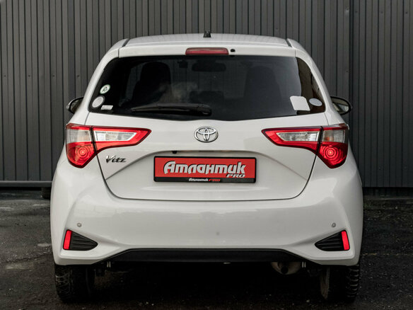 2019 Toyota Vitz III (XP130) Рестайлинг 2, белый, 980000 рублей - вид 5