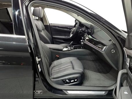 2022 BMW 5 серии 520i VII (G30/G31/G38) Рестайлинг, чёрный, 4370000 рублей, вид 5