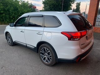 2017 Mitsubishi Outlander III Рестайлинг 2, белый, 2250000 рублей, вид 3