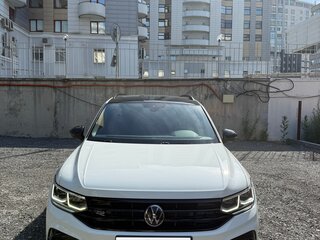 2021 Volkswagen Tiguan II Рестайлинг, белый, 4700000 рублей, вид 3