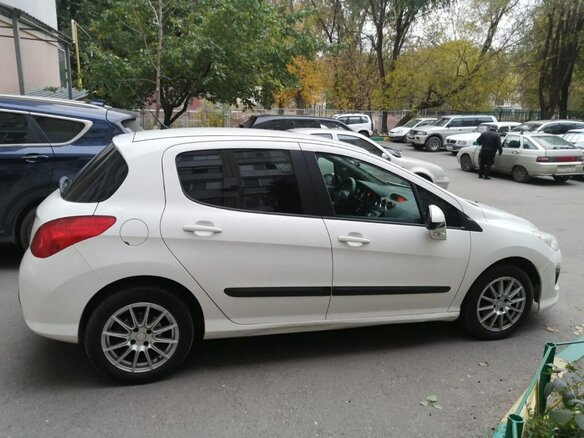 2011 Peugeot 308 I Рестайлинг, белый, 650000 рублей - вид 1