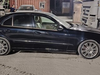 2002 Mercedes-Benz E-Класс 320 III (W211, S211), чёрный, 900000 рублей, вид 2