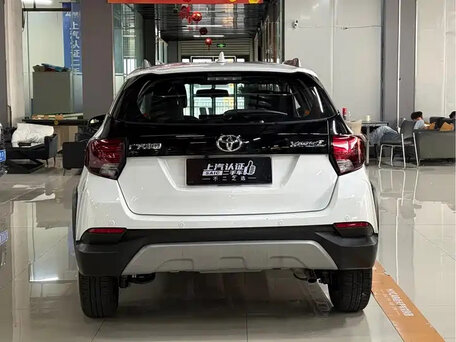 2022 Toyota Yaris L X XP150 Рестайлинг, белый, 942000 рублей, вид 5