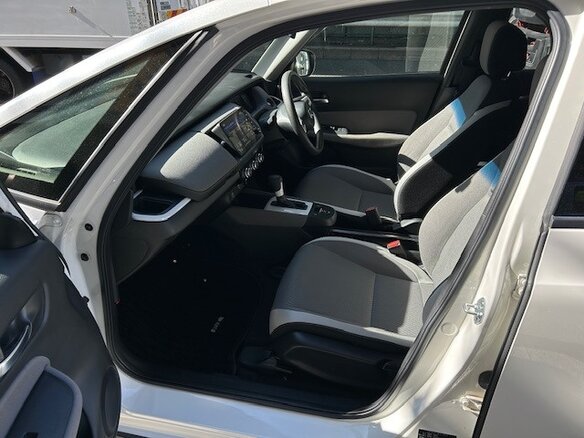2023 Honda Fit Crosstar IV Рестайлинг, белый, 968000 рублей - вид 13