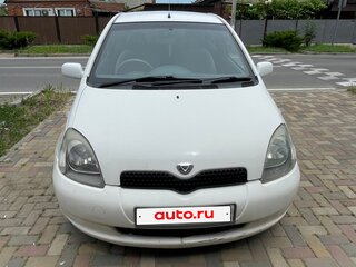 2001 Toyota Vitz I (P10), белый, 345000 рублей, вид 2
