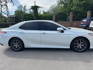 2022 Toyota Camry VIII (XV70) Рестайлинг, белый, 3625000 рублей, вид 2