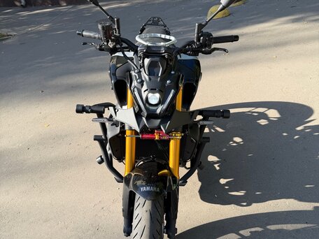 2021 Yamaha MT-09 (FZ-09), серебристый, 1039000 рублей, вид 2