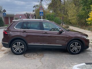 2021 Volkswagen Tiguan II Рестайлинг, коричневый, 3850000 рублей, вид 4
