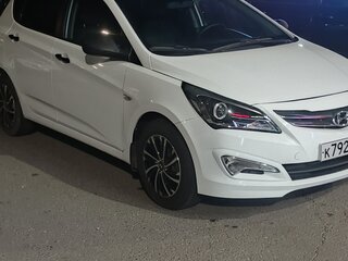 2015 Hyundai Solaris I Рестайлинг, белый, 610000 рублей, вид 2