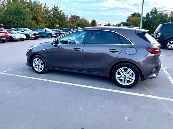 2020 Kia Ceed III, коричневый, 1810000 рублей - вид 2