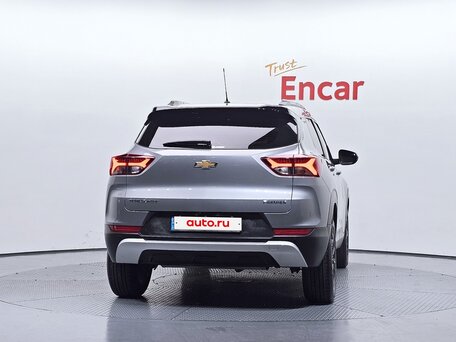 2023 Chevrolet TrailBlazer III, серебристый, 1850000 рублей, вид 4