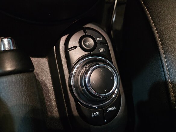 2022 Mini Hatch Cooper III (F55/F56) Рестайлинг 2, красный, 1784000 рублей - вид 12