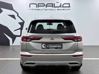 2022 Mitsubishi Outlander IV, серебристый, 3969900 рублей, вид 4