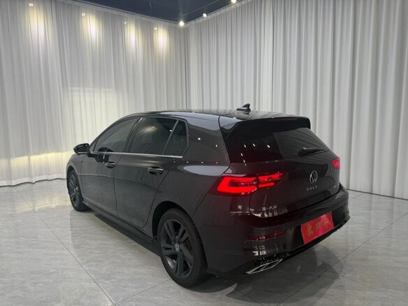 2023 Volkswagen Golf VIII, чёрный, 1650000 рублей - вид 5