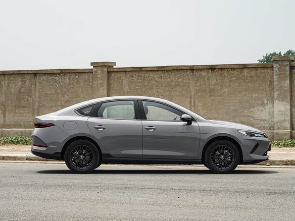 2026 BYD Qin Plus EV 510 I Рестайлинг, серый - вид 7