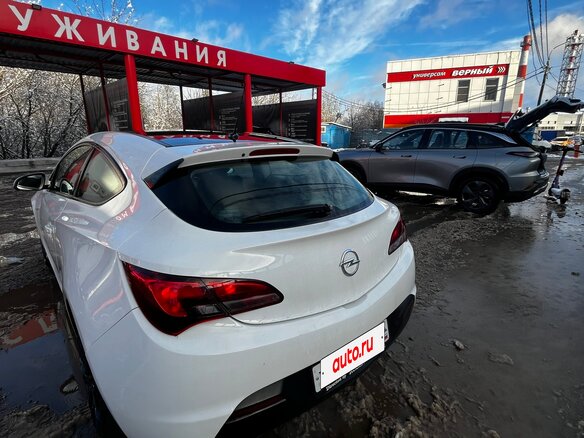 2014 Opel Astra GTC J Рестайлинг, белый, 670000 рублей - вид 2