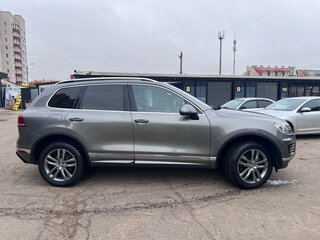 2017 Volkswagen Touareg II Рестайлинг, серый, 3620000 рублей, вид 4