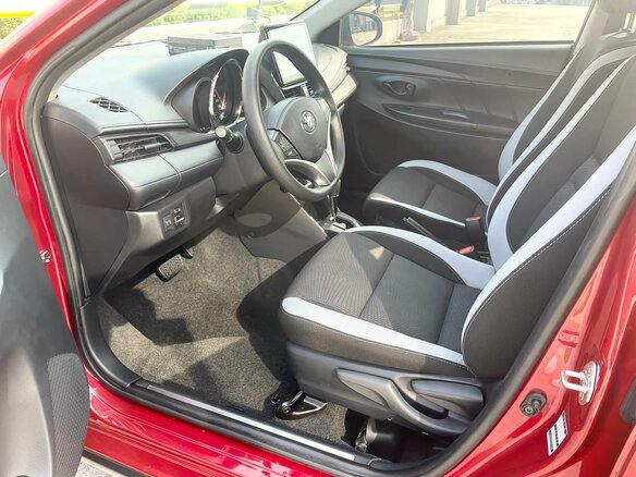 2022 Toyota Yaris IV, фиолетовый - вид 6