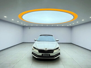 2023 Skoda Superb III Рестайлинг, белый, 1990700 рублей, вид 3