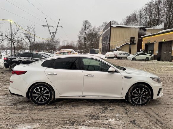 2019 Kia Optima IV Рестайлинг, белый, 2450000 рублей - вид 2