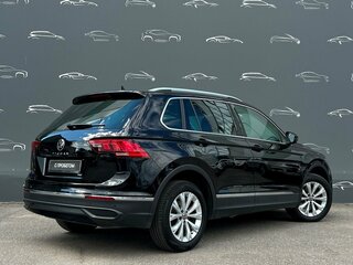 2021 Volkswagen Tiguan II Рестайлинг, чёрный, 2415300 рублей, вид 2