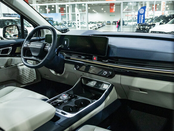 2026 Kia Carnival IV Рестайлинг, серый, 7250000 рублей - вид 26