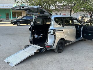 2017 Toyota Sienta II, серый, 1280000 рублей, вид 3