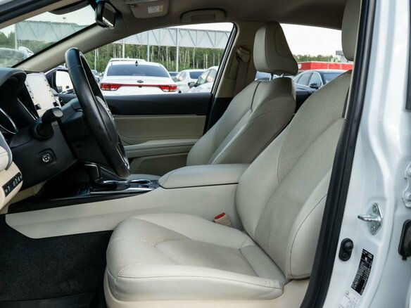 2021 Toyota Camry VIII (XV70) Рестайлинг, белый - вид 12