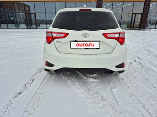 2017 Toyota Vitz III (XP130) Рестайлинг, белый, 970000 рублей, вид 5