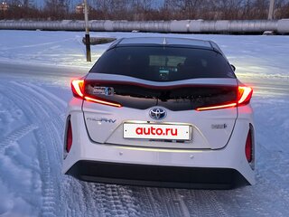 2017 Toyota Prius PHV ZVW52 IV (XW50), белый, 2500000 рублей, вид 4