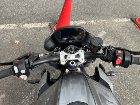 2023 Triumph Speed Triple, серый, 765000 рублей, вид 4