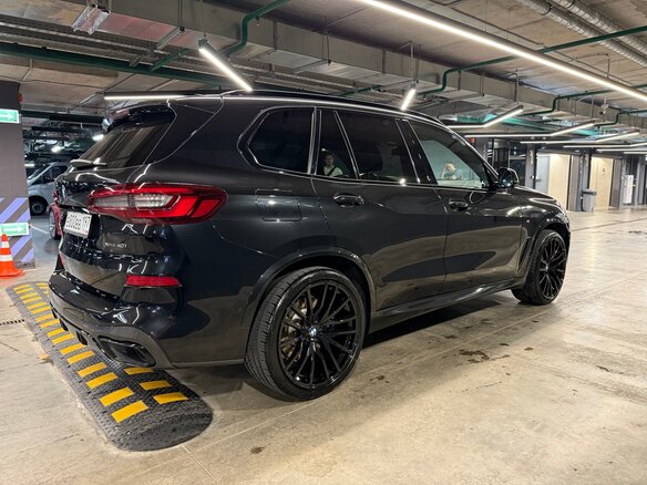 2020 BMW X5 40i IV (G05/G18), чёрный, 5950000 рублей - вид 3