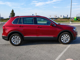 2017 Volkswagen Tiguan II, красный, 2750000 рублей, вид 4