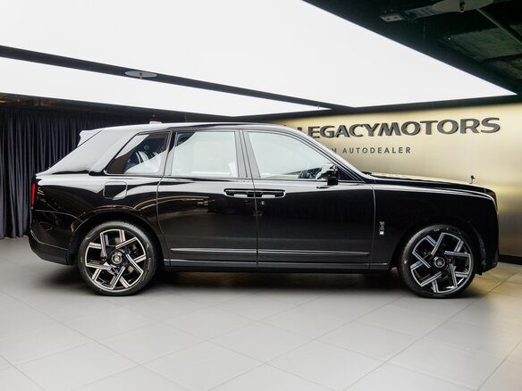 2026 Rolls-Royce Cullinan Black Badge I Рестайлинг (Series II), чёрный, 73670000 рублей - вид 9