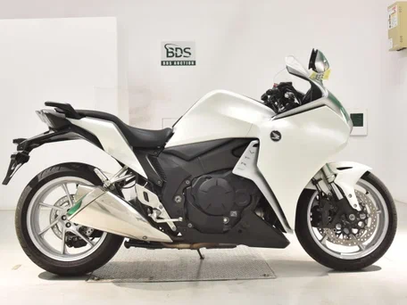 2010 Honda VFR 1200, белый, 700000 рублей, вид 4