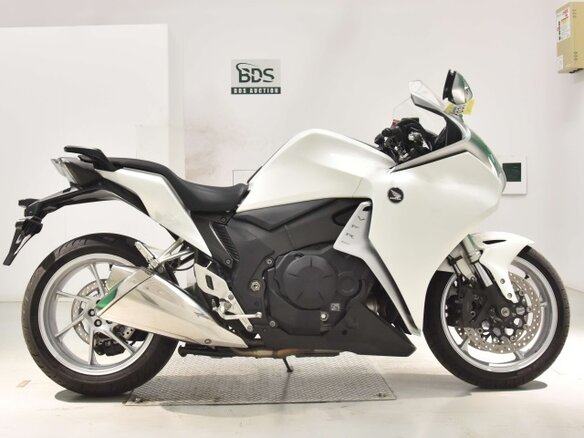 2010 Honda VFR 1200, белый - вид 3