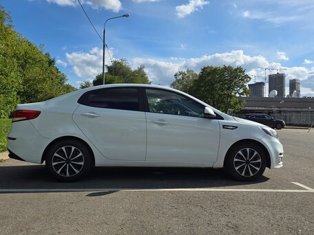 2017 Kia Rio III Рестайлинг, белый, 765000 рублей, вид 3