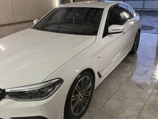 2018 BMW 5 серии 530i xDrive VII (G30/G31/G38), белый, 3000000 рублей, вид 1