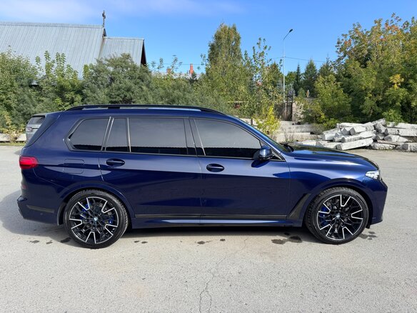 2019 BMW X7 40i I (G07), синий, 6500000 рублей - вид 4
