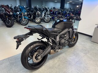 2025 Yamaha MT-09 (FZ-09), серый, 1290000 рублей, вид 5