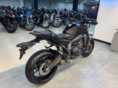 2025 Yamaha MT-09 (FZ-09), серый, 1290000 рублей, вид 5