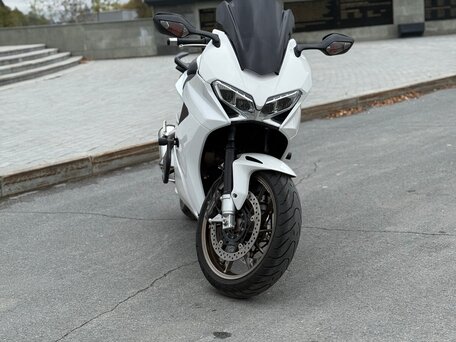 2016 Honda VFR 800, белый, 820000 рублей, вид 2