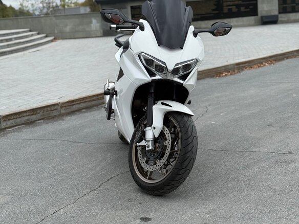 2016 Honda VFR 800, белый, 820000 рублей - вид 1