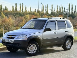 2015 Chevrolet Niva I Рестайлинг, серебристый, 650000 рублей, вид 3