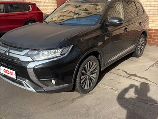 2019 Mitsubishi Outlander III Рестайлинг 3, чёрный, 1800000 рублей, вид 2